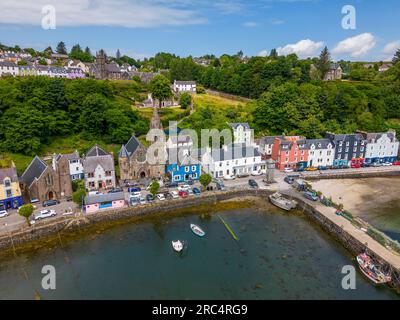 Luftdrohnenfoto der Hafenstadt Tobermory. Viele Touristen besuchen Tobermory auf der Insel Mull, Schottland Stockfoto