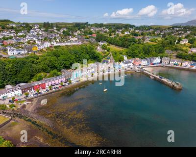 Luftdrohnenfoto der Hafenstadt Tobermory. Viele Touristen besuchen Tobermory auf der Insel Mull, Schottland Stockfoto