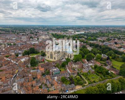 Luftdrohnenfoto des York Minster, einer riesigen Kathedrale in York England Stockfoto