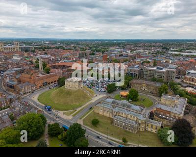 Luftdrohnenfoto von Cliffords Turm in York. York ist eine große Stadt in Yorkshire, England. Es gibt eine Festung auf einem kleinen Hügel im Stadtzentrum. Stockfoto