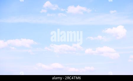 Schöner hellblauer Himmel mit Wolken. Panorama-Hintergrund mit Platz für Text Stockfoto