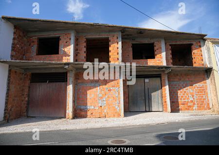 Europa, Portugal, Alentejo Region, Golega, Terrasse der kleinen Häuser, die auf der Rua Gil Vicente gebaut werden Stockfoto