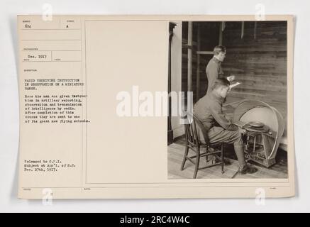 Auf diesem Foto vom 1917. Dezember werden Soldaten gesehen, die Anweisungen in Artillerieberichten, Beobachtung und Übertragung von Informationen per Funk auf einem Miniaturbereich erhalten. Diese Männer machen diese Ausbildung, bevor sie in eine der neuen Flugschulen geschickt werden. Das Bild wurde an das C.P.I herausgegeben und unterliegt der Genehmigung durch das S.C am 27. Dezember 1917." Stockfoto