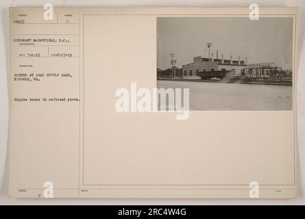 Ein Maschinenhaus innerhalb der Bahnhöfe an der Army Supply Base in Norfolk, VA. Dieses Foto wurde am 2. Juli 1919 von Sergeant Mo Garrigle aufgenommen und zeigt die industrielle Infrastruktur, die während der militärischen Aktivitäten im Ersten Weltkrieg genutzt wurde. Das Bild trägt das Identifikationssymbol „TAKE6-17-19“ und hat historische Bedeutung bei der Aufnahme von Szenen aus den amerikanischen Militäroperationen während des Krieges. Stockfoto