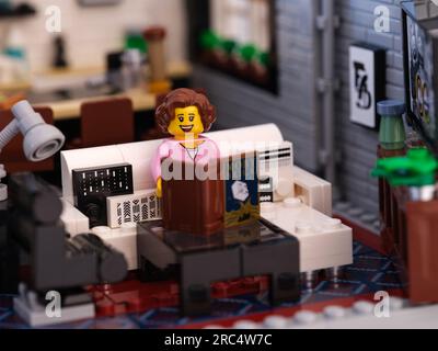 Tambov, Russische Föderation - 02. Juli 2023 Eine Lego-Frau, die auf einer Couch sitzt und ein Buch liest Stockfoto