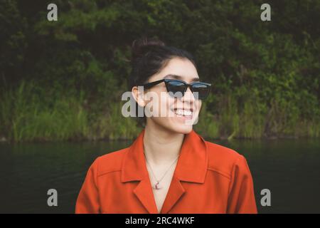 Fröhliche junge Touristin in trendigen Outfits und Sonnenbrillen, die in der Nähe der Montebello-Seen in Chiapas, Mexiko, abblickt Stockfoto