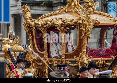 Ein glücklicher König Charles und Königin Camilla begeben sich nach der Krönung zurück zum Buckingham Palace. Stockfoto
