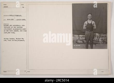 Boxer und Basketballwettkämpfer aus dem östlichen Departement nahmen am Eliminierungstreffen der 69. Armory in New York City Teil. George Danker mit einem Gewicht von 142 kg vertrat Fort DuPont, Delaware, in der Weltergewichtkategorie. Dieses Foto wurde am 8. April 1920 aufgenommen und war Teil einer Datensammlung. Stockfoto