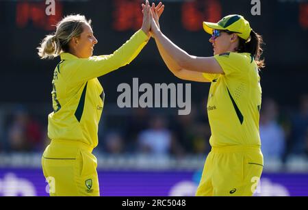 Australiens Ashleigh Gardner (links) feiert gemeinsam mit Tahlia McGrath, nachdem er während des ersten Tagesspiels der Ashes-Serie für Frauen im Seat Unique Stadium, Bristol, das Wicket von Alice Capsey aus England gewann. Bilddatum: Mittwoch, 12. Juli 2023. Stockfoto