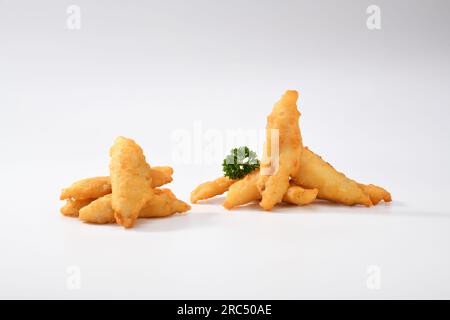 Frittierter Schweinebauch, isoliert auf weißem Hintergrund. Stockfoto