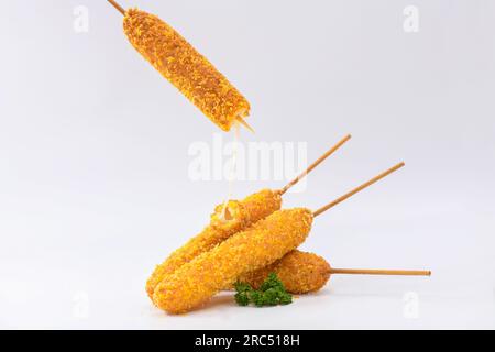 Knusprige Käsesticks, isoliert auf weißem Hintergrund. Stockfoto