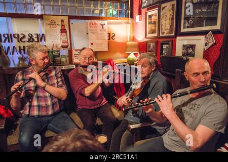 Dublin, der kopfsteingepflasterte Pub, während einer traditionellen irischen Musik-Jam-Session Stockfoto