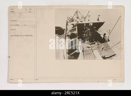 Ein Blick auf das Deck eines unbekannten Schiffes im Ersten Weltkrieg. Das Foto zeigt einen Waffenschild auf einem Zerstörer. Dieses Bild wurde vom Fotografen RECO 1-1440 aufgenommen und ist Teil der WUNDER 7144-Sammlung in den Fotografien der amerikanischen Militäraktionen. Stockfoto