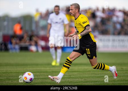 Hamm, Deutschland. 12. Juli 2023. Fußball: Bundesliga, Testspiele, Westfalia Rhynern - Borussia Dortmund: Dortmunds Marco Reus läuft mit dem Ball zu Fuß. Kredit: David Inderlied/dpa - WICHTIGER HINWEIS: Gemäß den Anforderungen der DFL Deutsche Fußball Liga und des DFB Deutscher Fußball-Bund ist es verboten, im Stadion aufgenommene Fotos und/oder das Spiel in Form von Sequenzbildern und/oder videoähnlichen Fotoserien zu verwenden oder verwenden zu lassen./dpa/Alamy Live News Stockfoto