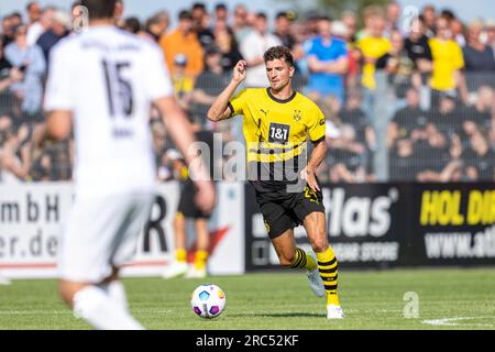 Hamm, Deutschland. 12. Juli 2023. Fußball: Bundesliga, Testspiele, Westfalia Rhynern - Borussia Dortmund: Dortmunds Thomas Meunier läuft mit dem Ball zu Fuß. Kredit: David Inderlied/dpa - WICHTIGER HINWEIS: Gemäß den Anforderungen der DFL Deutsche Fußball Liga und des DFB Deutscher Fußball-Bund ist es verboten, im Stadion aufgenommene Fotos und/oder das Spiel in Form von Sequenzbildern und/oder videoähnlichen Fotoserien zu verwenden oder verwenden zu lassen./dpa/Alamy Live News Stockfoto