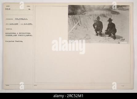 Soldaten, die an Bildungs- und Freizeitaktivitäten in Camp Funston, Kansas, teilnehmen. Dieses Foto zeigt eine verwendete Projektorstation. Es wurde am 20. April 1920 von SCT.HITZ.S.C aufgenommen und gehört zur Sammlung von 1920. Die Beschreibung trägt die Bezeichnung „SYMBOL A₁“ und ist Teil der offiziellen US-Aufzeichnungen. Stockfoto