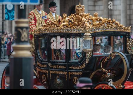 Prinz und Prinzessin von Wales reiten mit ihren Kindern in der Diamantenjubiläumskutsche zur Krönung des Königs. Stockfoto