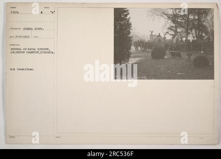 Die Beerdigung des Marineoffiziers findet auf dem Arlington Friedhof in Virginia statt. Das Foto, identifiziert als Sumber 67874 und aufgenommen vom Signalkorps, zeigt eine Szene aus der Prozession. Das Bild vom 10. März 1921 zeigt Trauernde, die dem nicht identifizierten Marineoffizier Respekt zollen. Stockfoto