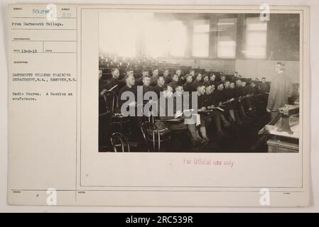 Eine Gruppe von Soldaten der Dartmouth College Training Einheit, die an einer Rundfunkkonferenz teilnimmt. Das Foto wurde von einem Fotografen vom Dartmouth College aufgenommen. Das Bild ist mit „55:208 RECO 12-9-19“ beschriftet. Es wurde auf der Basis von Hannover aufgenommen, N.H. für die Dartmouth College Training Einheit, N.A. Dieses Foto ist mit „nur zur offiziellen Verwendung“ gekennzeichnet. Stockfoto