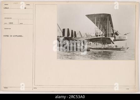 'Foto aufgenommen im Jahr 1919, das verschiedene Flugzeugtypen zeigt, die während des Ersten Weltkriegs verwendet wurden. Dieses Bild hat die Nummer 13041 und wurde vom Fotografen Reco aufgenommen. In der Überschrift wird darauf hingewiesen, dass das Foto vom EU-Synol herausgegeben wurde, und es enthält einen Verweis auf IC 3-0000.“ Stockfoto