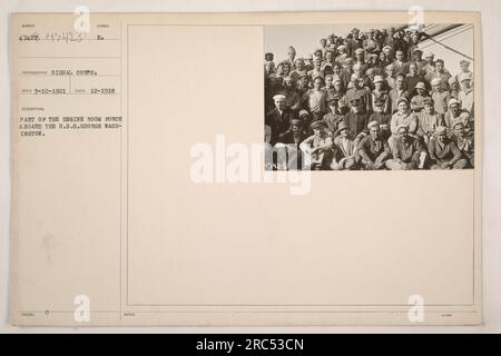 Maschinenraumbesatzungsmitglieder an Bord der U.S.S. George Washington Ocean Liner, Kriegsfoto Nummer 47428 47423 SYMBOL E, auf einem Foto, das im Dezember 1918 aufgenommen wurde. Das Bild zeigt eine Gruppe von Einsatzkräften im Maschinenraum. Dieses Foto ging am 10. März 1921 beim Signalkorps ein. Stockfoto