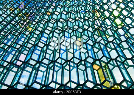 Farbenfrohe Glasfassade der Konzerthalle und des Konferenzzentrums des Harpa in der Hauptstadt Reykjavik, Island Stockfoto
