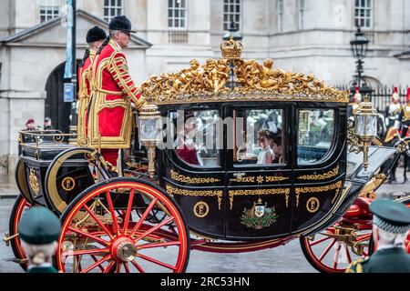 Kutscher und junge Könige fahren am Krönungstag in Whitehall im Diamanten-Jubiläum State Coach. Stockfoto