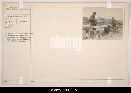 Das Bild zeigt die Privates Clay Elis, John Lusch und M. Olsen von der 125. Inland Water Transportation Co., die einen Mast eines Kutschers in St. Mammes, seine et Marne, Frankreich. Das Foto wurde am 31. Januar 1919 von CPL. A. L. Lubatty vom Signalkorps aufgenommen. Stockfoto