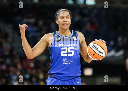 Chicago, USA. 12. Juli 2023. Chicago, USA, 12. Juli 2023: Alyssa Thomas (25 Connecticut Sun) in Aktion während des Spiels zwischen Chicago Sky und Connecticut Sun am Mittwoch, 12. Juli 2023 in der Wintrust Arena, Chicago, USA. (KEINE KOMMERZIELLE NUTZUNG) (Shaina Benhiyoun/SPP) Guthaben: SPP Sport Press Photo. Alamy Live News Stockfoto