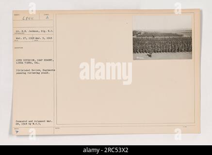 Abteilungsbericht in Camp Kearny, Linda Vista, Kalifornien. Leutnant E.N. Jackson, Sig. R.C., fängt den Moment ein, wenn Regimente am Prüfstand vorbeikommen. Foto wurde am 9. März 1918 aufgenommen und am 28. März 1918 veröffentlicht. (Fotoquelle: SR344, 111-SC-6844)“ Stockfoto