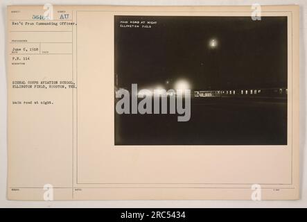 Hauptstraße bei Nacht in Ellington Field, Houston, Texas. Dieses Foto wurde am 6. Juni 1918 von einem nicht identifizierten Fotografen aufgenommen. Das Bild zeigt die Hauptstraße der Flugschule des Signal Corps. Stockfoto