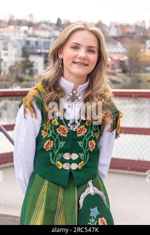 Junge Frauen in traditioneller Kleidung, Old Town Bridge (Gamle bybro) über den Fluss Nidelva, Stadtzentrum, Trondheim, Trøndelag County, Norwegen Stockfoto