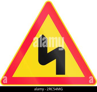 Straßenschild 114 in Finnland - Reihe von Kurven, erste links Stockfoto