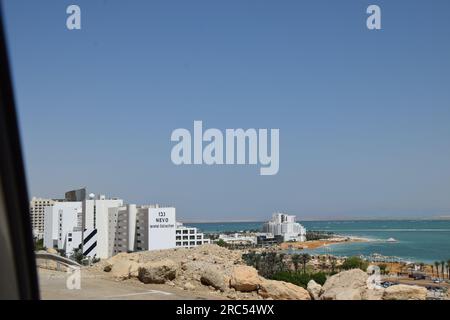 Strand von ein Bokek und Salzformationen - Unteres Becken des Toten Meeres Stockfoto