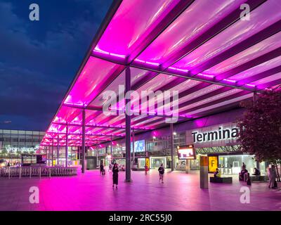 Terminal 3 bei Nacht, Flughafen Heathrow, London Borough of Hillingdon, Greater London, England, Großbritannien Stockfoto