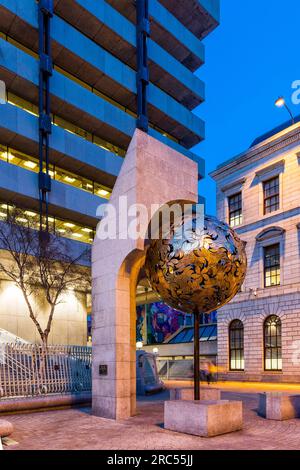 Dublin, Central Bank of Irlenad, der Baum aus Gold, Skulptur von Eamonn O'Doherty Stockfoto