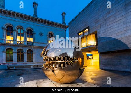 Dublin, Trinity College, Arnaldo Pomodoro, Sphere within Sphere Stockfoto