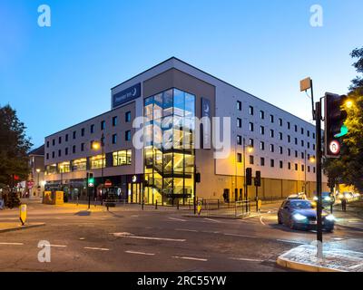 Premier Inn Staines-upon-Thames Hotel at Dusk, High Street, Staines-upon-Thames, Surrey, England, Vereinigtes Königreich Stockfoto
