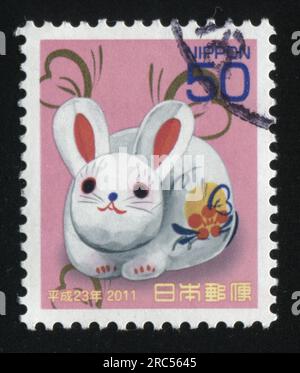 RUSSLAND KALININGRAD, 22. APRIL 2016: Stempel gedruckt von Japan, zeigt süßes weißes Porzellan mit Blumen und Schmetterlingskaninchen, ca. 2011 Stockfoto