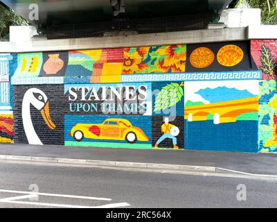 Staines-upon-Thames-Wandgemälde unter der Eisenbahnbrücke, London Road, Staines-upon-Thames, Surrey, England, Vereinigtes Königreich Stockfoto