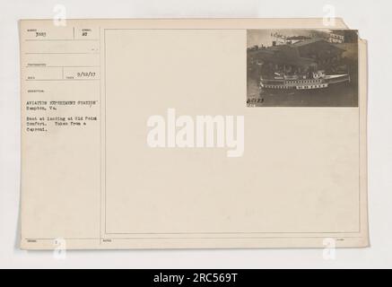 Am Old Point Comfort in Hampton, Virginia, legt ein Boot an. Das Foto wurde am 12. September 1917 von einem Caproni-Flugzeug während eines Flugversuchs auf der Station aufgenommen. Das Boot wird mitten im Geschehen festgehalten, mit zusätzlichen Details in den Notizen des Fotografen. Stockfoto