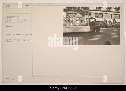 Titel: 'Army Hospital Operationssaal wird während der Victory Loan Parade in New York City mit einem LKW transportiert. Aufgenommen von Subjekt 48123 CPL. Warner, S.C. am 15. Mai 1919. Dieses Foto ist eine Dokumentation der amerikanischen Militäraktionen während des Ersten Weltkriegs. Stockfoto