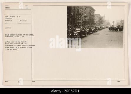 Verwundete Soldaten der 28. Division in Autos während der Homecoming-Parade in Philadelphia. Die verwundeten Soldaten überprüften ihre Kameraden, bevor sie ihren Platz in der Parade einnahmen. Aufgenommen von Corporal Warner am 5-22-19 und ausgestellt am 5-15-19. Stockfoto