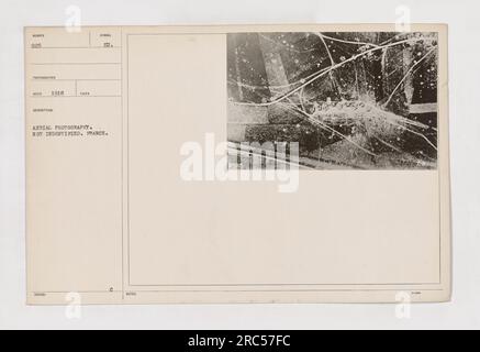 Luftfoto aufgenommen im Jahr 1918, das militärische Aktivitäten an einem unbekannten Ort in Frankreich während des Ersten Weltkriegs darstellt. Das Foto wurde mit dem Symbol EU ausgestellt und ist Teil einer größeren Sammlung von Luftaufnahmen, die als Sumber 925 bezeichnet wird. Es gibt zusätzliche Hinweise, die die Kennung als „heiß“ angeben und auf „0986 Jogos 1-1000“ verweisen. Stockfoto