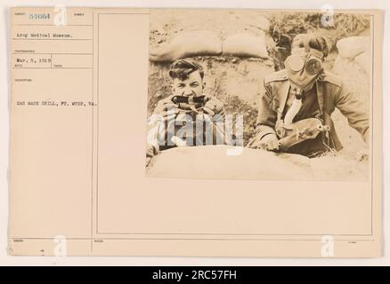 Soldaten, die an einer Gasmaskenübung in Fort Myer, Virginia, teilnehmen. Dieses Foto wurde am 5. März 1919 aufgenommen und zeigt die Soldaten, die Gasmasken tragen, die ihnen für den Bohrer ausgestellt wurden. Zweck dieser Übung war es, Soldaten auf die Verwendung und die ordnungsgemäße Anbringung von Gasmasken vorzubereiten, falls es im Ersten Weltkrieg zu einem chemischen Angriff kam Stockfoto