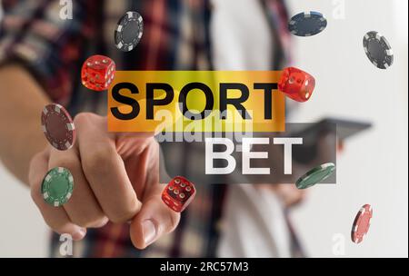 Nahaufnahme von weiblichen Händen mit dem Laptop. Mädchen sitzt im Loft-Café und macht Online-Wetten auf den Webcite des Sportbuchmachers. Stockfoto