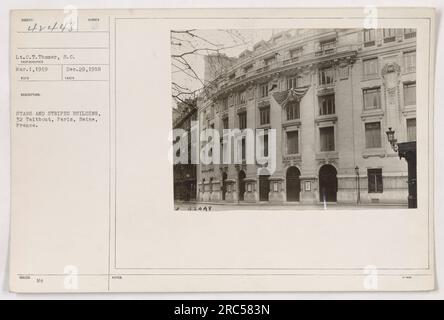 US-Army-Fotograf, LT. Curtis Thomer nimmt am 1. März 1919 ein Foto des Stars and Stripes Building in der Taitabout Street 32 in Paris, seine, Frankreich, auf. Dieses Foto wurde aufgenommen, nachdem LT. Thomer am 29. Dezember 1918 den Military Cross Award erhielt. Anmerkung: Die Bedeutung von "42448 TEORI MARS L" ist unklar. Stockfoto