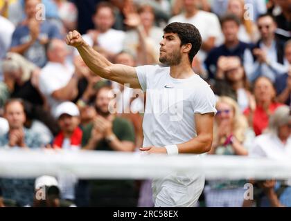 Wimbledon, Großbritannien 12. Juli 2023. Der spanische Tennisspieler Carlos Alcaraz feiert die Wimbledon 2023 Championships am Mittwoch, den 12. Juli 202., © Juergen Hasenkopf / Alamy Live News Stockfoto