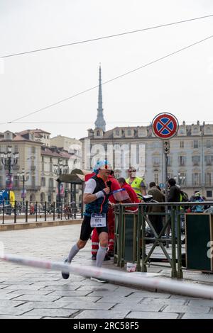 Turin, Italien - 27. März 2022: Teilnehmer am Turin Halbmarathon, der am 27. März 2022 in Turin, der Hauptstadt von Piemont, Italien, stattfand. Stockfoto