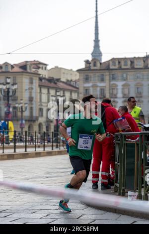 Turin, Italien - 27. März 2022: Teilnehmer am Turin Halbmarathon, der am 27. März 2022 in Turin, der Hauptstadt von Piemont, Italien, stattfand. Stockfoto